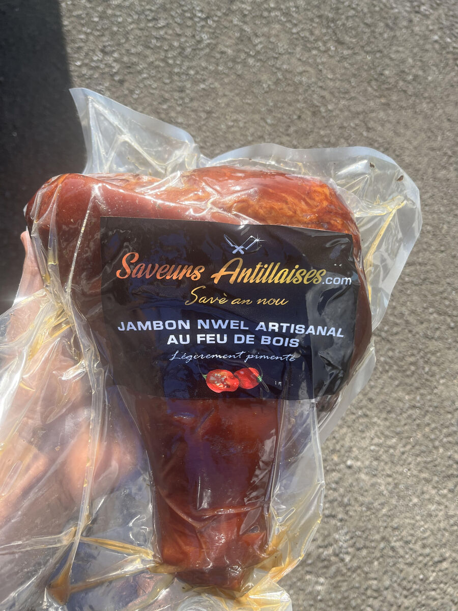 Jambon Nwèl emballé sous vide, étiquette Saveurs Antillaises